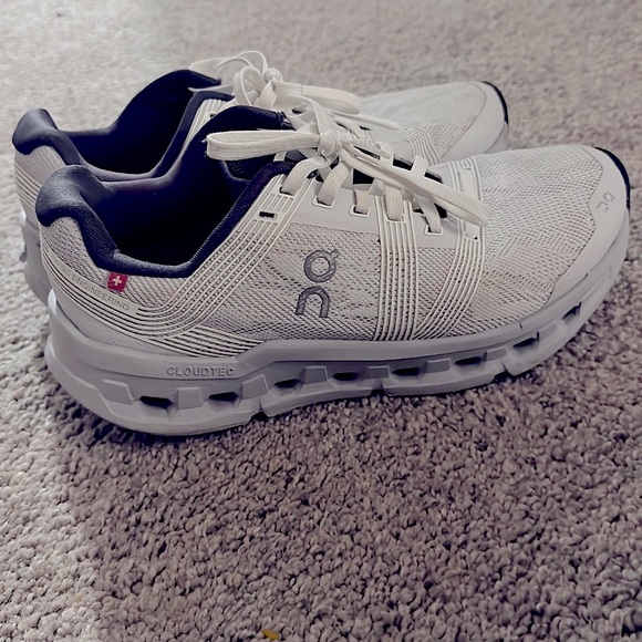 On Running Shoes - Women’s size 6.5 OnCloud CloudTec running shoe
